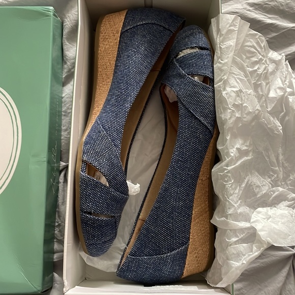 Abella Denim Summer Jean Low Wedge - Size 9.5M - Picture 8 of 8